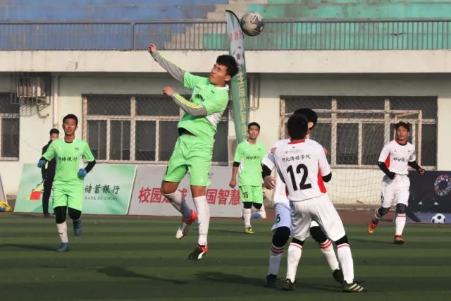 阿德巴约：10点半训练我8点半就到 C罗已经在游泳