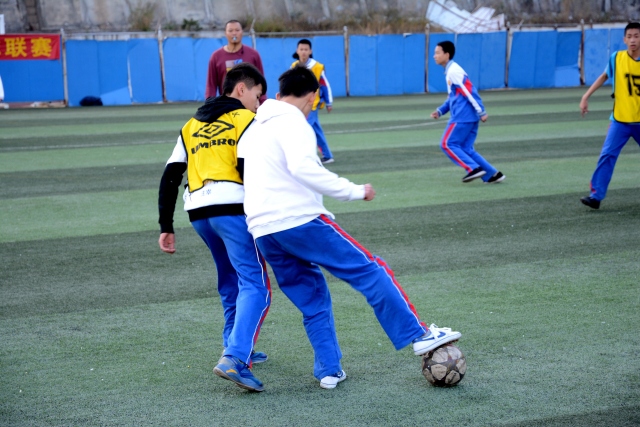 马菲奥向镜头做5比2手势 嘲讽皇马5比2不敌巴萨